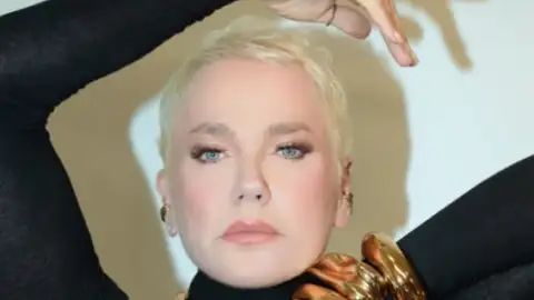 Xuxa é chamada de maior estrela do pop do Brasil por revista internacional